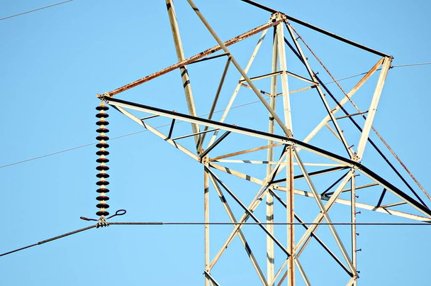 высоковольтные несущие линии электропередач через лес
 - Фото, изображение