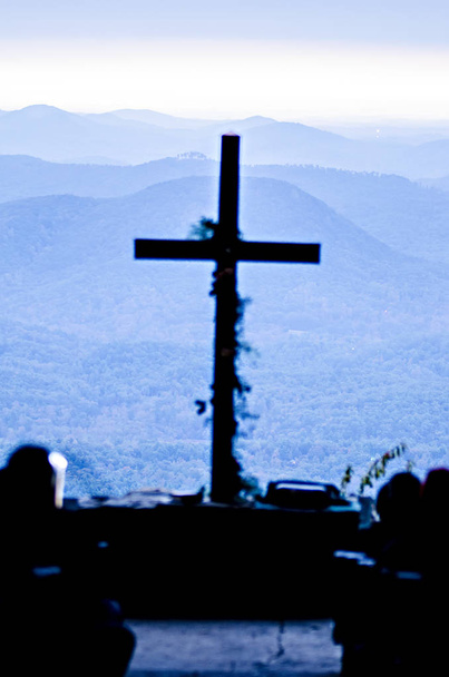 キリスト教の崇拝は日の出に山を見下ろす - 写真・画像