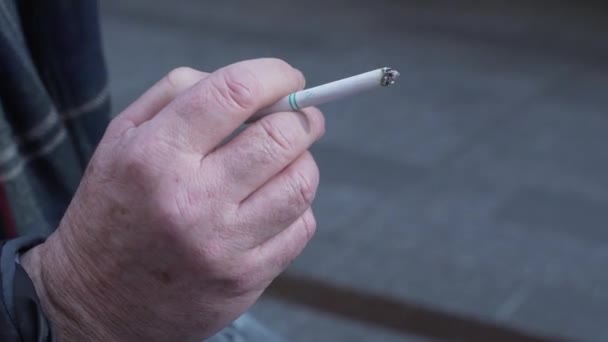 ニューヨーク市の喫煙者の手 - 映像、動画