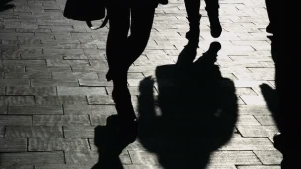 Siluetas de piernas de caminantes cruzando sombras
 - Metraje, vídeo