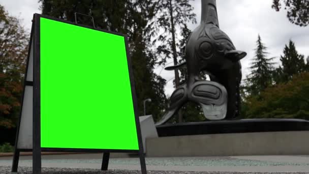 Κίνηση του σημείου πράσινη οθόνη δίπλα τοτέμ ενυδρείο του Βανκούβερ  - Πλάνα, βίντεο