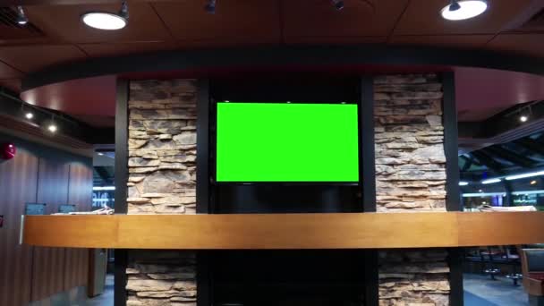 Wyświetlanie na ekranie telewizora z zielonym ekranem wewnątrz restauracji fast food mcdonalds - Materiał filmowy, wideo