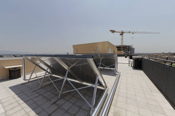 イタリア、ローマ、建物の屋根に太陽光発電パネル - 写真・画像