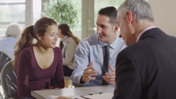  Pareja en reunión con asesor financiero
 - Metraje, vídeo