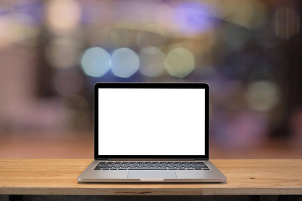 空白の画面を持つテーブルとノート パソコンはボケ背景をぼかし - 写真・画像