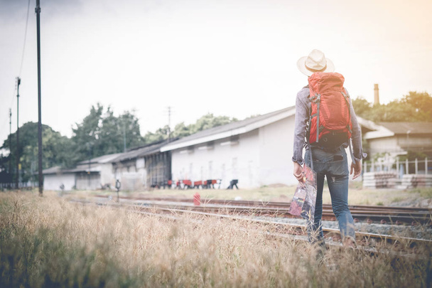 hátizsákos séta a vasút kezében megjelenítése vintage Fi- - Fotó, kép