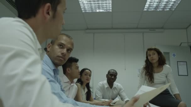 Geschäftsleute diskutieren Projekte - Filmmaterial, Video