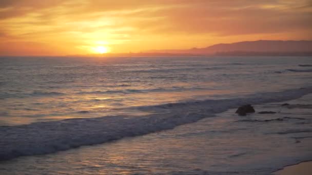 Екзотичні помаранчевий захід сонця на пляжі Mesa - Кадри, відео