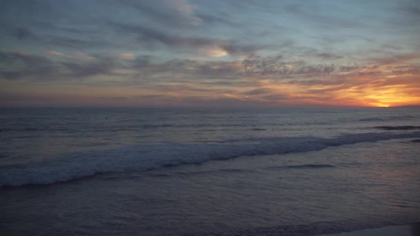 Amplia vista de la espectacular puesta de sol naranja en la hermosa playa de Mesa
 - Metraje, vídeo
