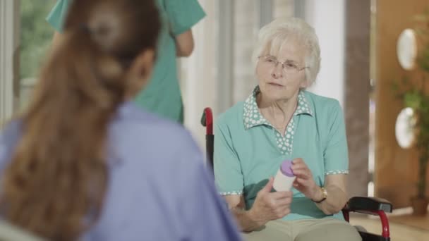 nurse advising patient on medication - Imágenes, Vídeo