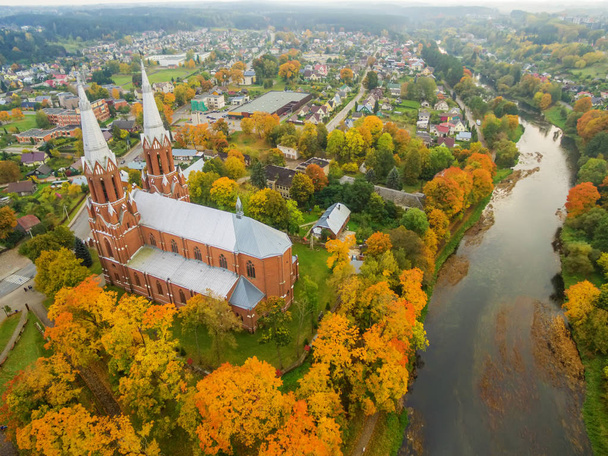 Anyksciai, Litvanya: neo-Gotik Roma Katolik Kilisesi Güz - Fotoğraf, Görsel