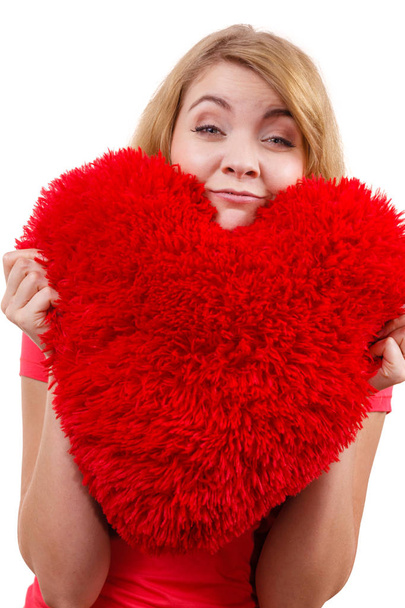 Жінка блондинка тримає червоне серце символ любові
  - Фото, зображення