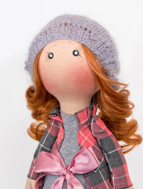 handgemaakte pop met krullend rood haar - Foto, afbeelding