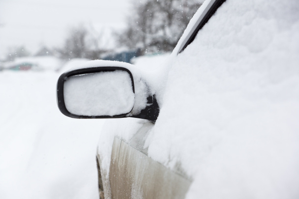 Автомобіль вкритий снігом
 - Фото, зображення