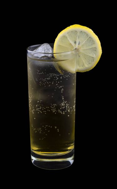 Напиток изолирован на черном фоне
  - Фото, изображение