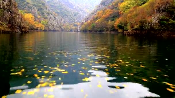 Widok piękny krajobraz z łodzi na rzece - Materiał filmowy, wideo