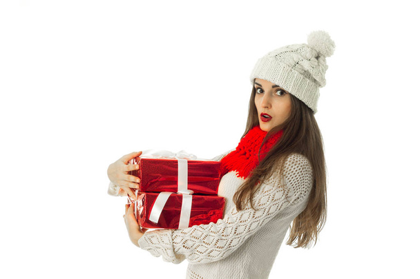 暖かいセーターを着て、赤いスカーフの女 - 写真・画像