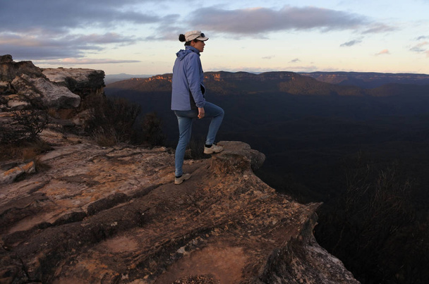 Kobieta patrzy na krajobraz z Lincoln Rock Lookout na sunris - Zdjęcie, obraz