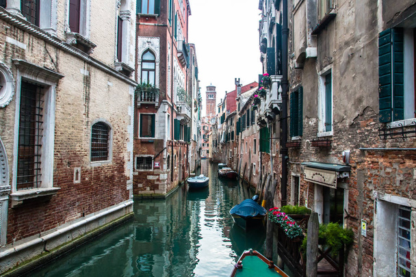 Вода каналом у Венеції з човна в Італії - Фото, зображення