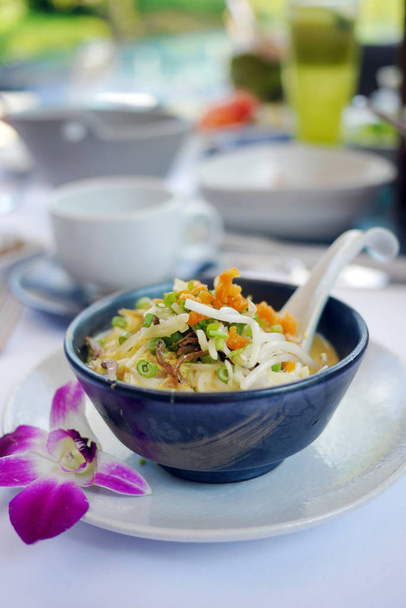 Лучшие тайские блюда, рисовая лапша в традиционном супе Tom Yum
 - Фото, изображение