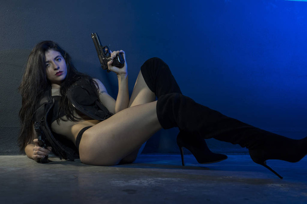 hermosa chica sosteniendo armas de fuego
  - Foto, Imagen