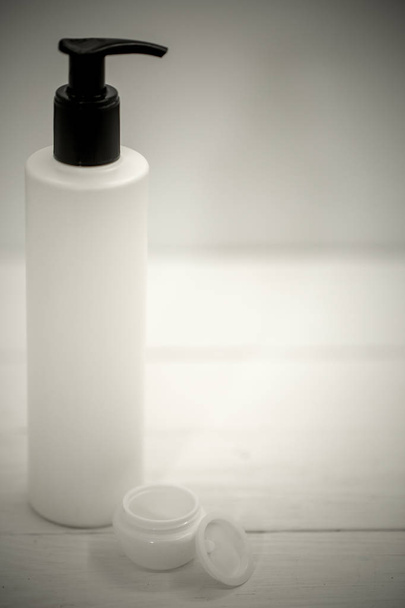 Potten voor cosmetica op een witte achtergrond - Foto, afbeelding