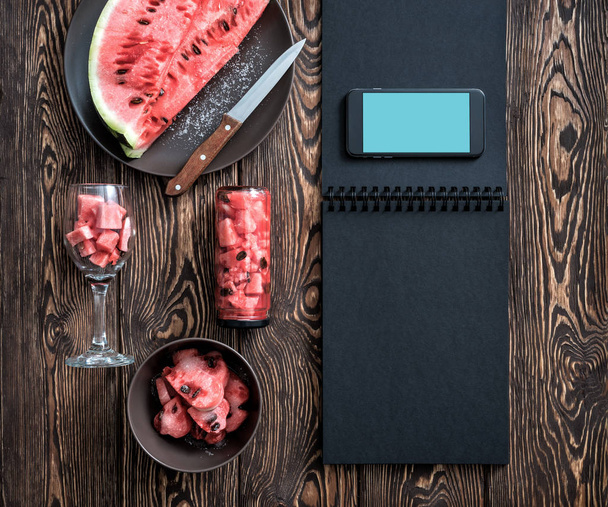 Mockup of the smartphone next to watermelon slices. Clipping path - Foto, imagen