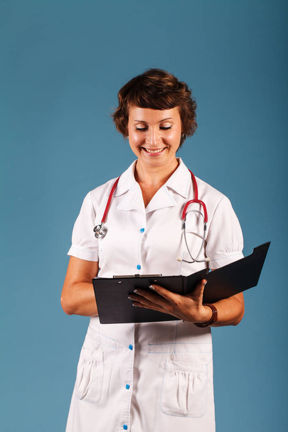 Ritratto giovane donna medico con cartella in studio
 - Foto, immagini