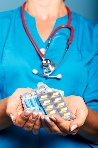 Doktor s tablety v ruce closeup - Fotografie, Obrázek