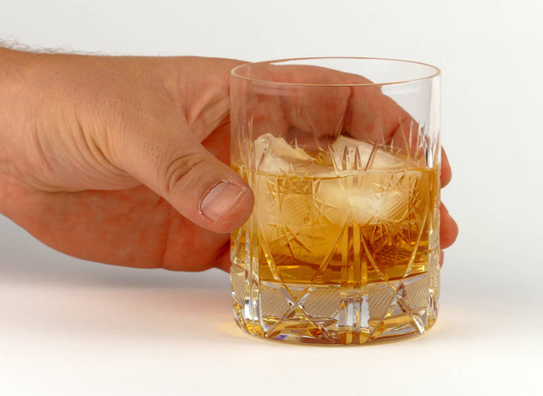 Bicchiere di whisky isolato su sfondo bianco - Foto, immagini