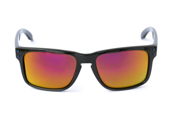 Сучасні модні сонцезахисні окуляри, ізольовані на білому тлі, Глас - Фото, зображення