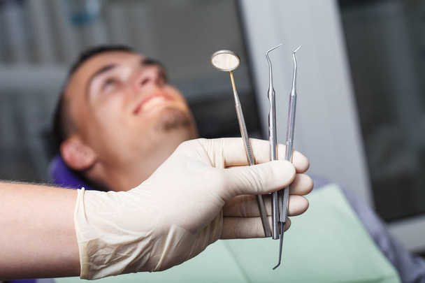 стоматология, осмотр пациентов и лечение у стоматолога - Фото, изображение