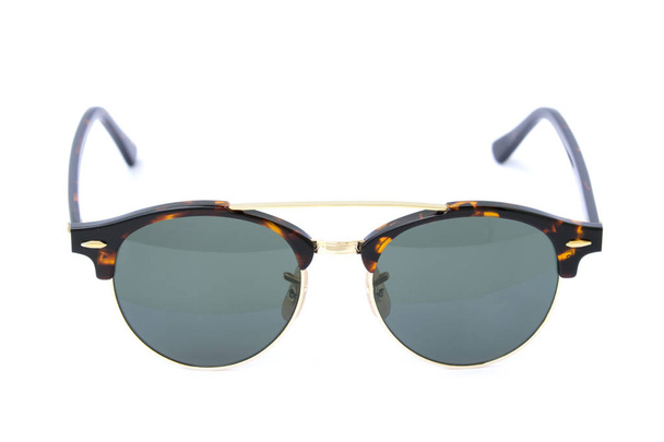Современные модные солнечные очки изолированы на белом фоне, Glas
 - Фото, изображение