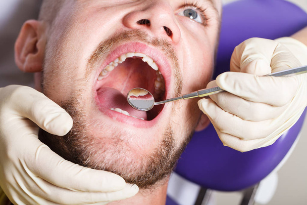 fogászat, betegvizsgálat és kezelés a fogorvosnál - Fotó, kép