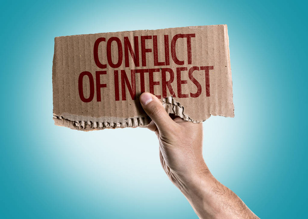 cartón con signo Conflicto de intereses
 - Foto, imagen
