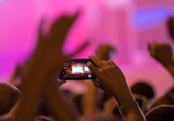 Ziyaretçi kayıtları canlı konser Smartphone kullanarak - Fotoğraf, Görsel