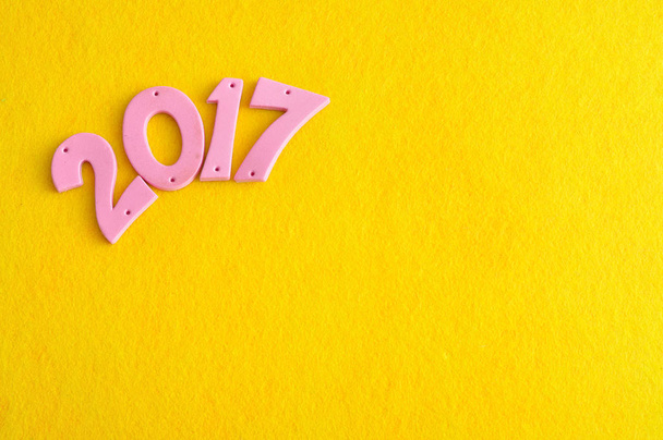 2017 в розовых цифрах изолированы на желтом фоне
 - Фото, изображение