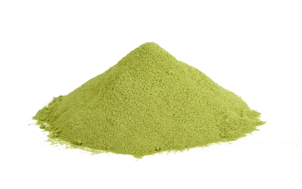 πράσινη σκόνη τσαγιού που απομονώνεται σε λευκό φόντο - Φωτογραφία, εικόνα