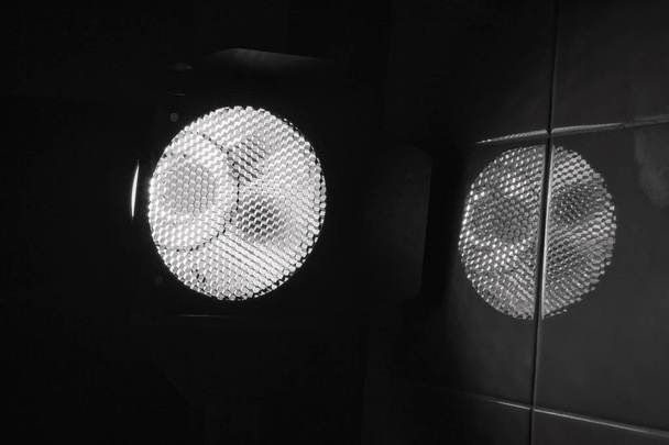 Точкові світильники для студійної фотографії в темряві
. - Фото, зображення