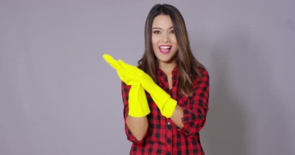 attraktive Hausfrau hält behandschuhte Hände hoch - Filmmaterial, Video