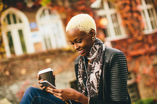 Jeune femme noire avec smartphone
 - Photo, image