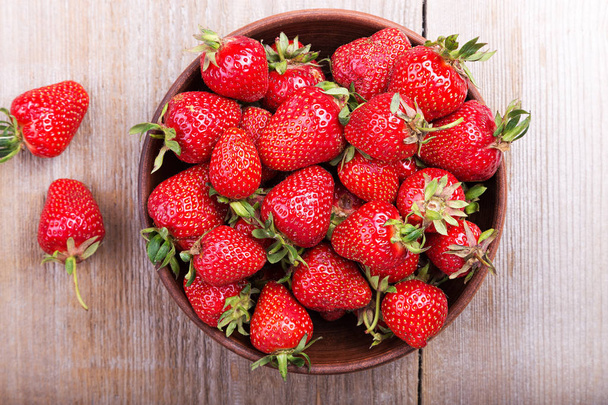 strawberry in a clay plate  - Zdjęcie, obraz