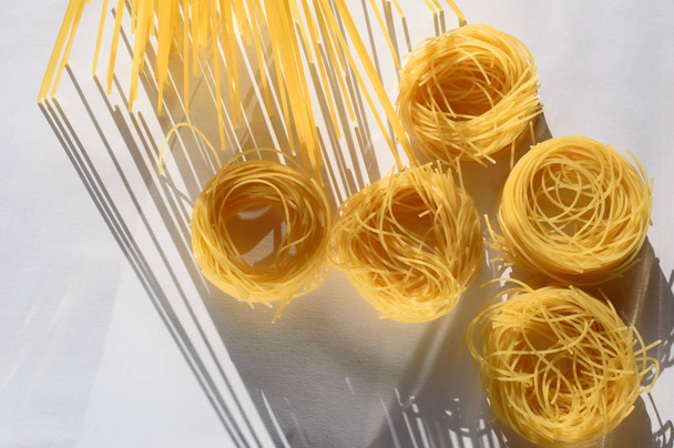 スパゲッティ パスタ巣と照らされたキッチン スタンド直立 - 写真・画像