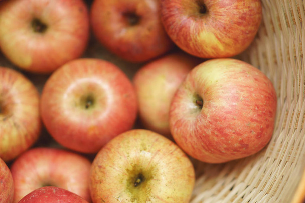 μήλα σε ένα ψάθινο καλάθι - Φωτογραφία, εικόνα