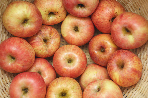 μήλα σε ένα ψάθινο καλάθι - Φωτογραφία, εικόνα