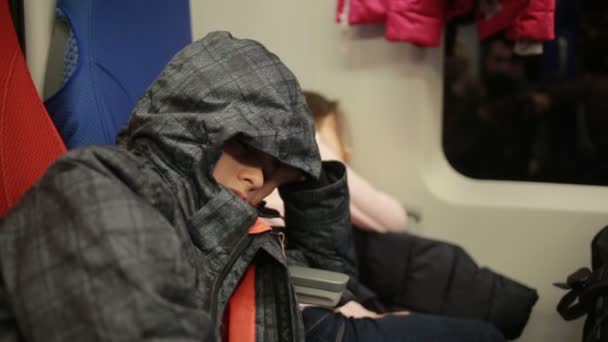 dzieci migrantów podróży w pociągu - Materiał filmowy, wideo