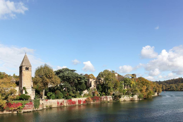 Vista del río Ile Barbe y Saone en Lyon, Francia
 - Foto, imagen