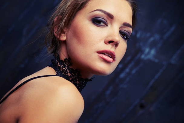 Extremo primer plano de mujer atractiva con maquillaje ahumado, beige l
 - Foto, Imagen