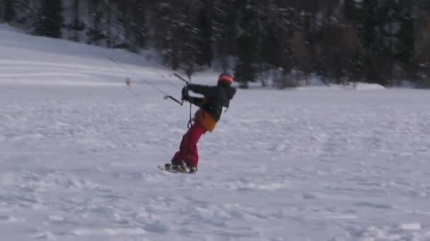 Közelkép a szörfözés, a befagyott tó snowkiter  - Felvétel, videó