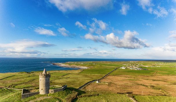 Letecká slavný irský turistickou atrakcí v Doolin, hrabství Clare, Irsko. Doonagore hrad je kulatá věž 16.století hrad. Aranskými ostrovy a cestou Wild Atlantic. - Fotografie, Obrázek